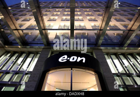 Der Eingang zum Hauptquartier der Energiedienstleister Eon ist in Düsseldorf, Deutschland, 4. November 2011 abgebildet. Union Verdi fordert sofortige Bezahlung spricht, wenn man bedenkt, dass die bevorstehende Jub des Energiekonzerns Eon schneidet. 11 000 Mitarbeiterinnen und Mitarbeiter weltweit sollen nach den Plänen des Vorstands von Eon abgebaut werden. Foto: Martin Gerten Stockfoto