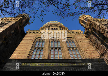 Die neue Synagoge mit dem Sitz des jüdischen Zentrums sieht in der Oranienburger Straße in Berlin, Deutschland, 1. November 2011. Foto: Jens Kalaene Stockfoto