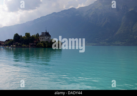 Alpine Brienzersee der Jungfrauregion, gesehen von Iseltwald in der Schweiz Stockfoto