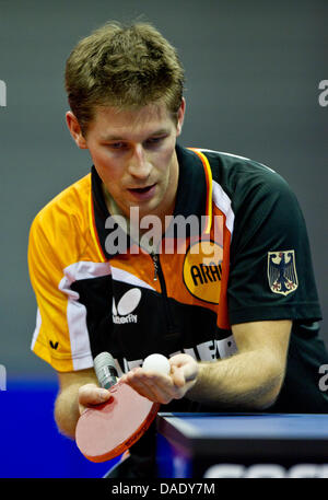 Deutschen Tischtennis-Spieler Bastian Steger dient im Halbfinale Finale gegen China im Tischtennis World Team Cup in der Getec-Arena in Magdeburg, Deutschland, 5. November 2011. Foto: JENS WOLF Stockfoto