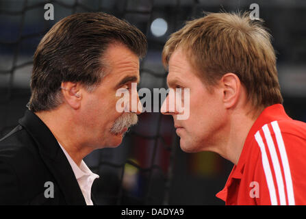 Bundestrainer Martin Heuberger (R) und seinem Vorgänger Heiner Brandt sprechen nach dem Handball-Supercup-Spiel zwischen Deutschland und Schweden in der TUI Arena in Hannover, Deutschland, 5. November 2011. Deutschland verliert das Spiel 22-25. Foto: JULIAN STRATENSCHULTE Stockfoto