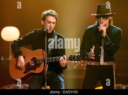 Der Sänger Udo Lindenberg (r) Und der Musiker Clueso Treten bin Samstag (05.11.2011) in Leipzig in der ZDF-Unterhaltungssendung "Wetten, dass...?" Auf. Sterben Sie 198. Sendung Wurde live aus der Leipziger Messe Übertragen. Foto: Jan Woitas Dpa/lsn Stockfoto