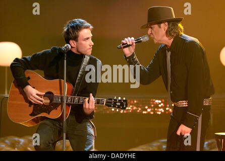 Der Sänger Udo Lindenberg (r) Und der Musiker Clueso Treten bin Samstag (05.11.2011) in Leipzig in der ZDF-Unterhaltungssendung "Wetten, dass...?" Auf. Sterben Sie 198. Sendung Wurde live aus der Leipziger Messe Übertragen. Foto: Jan Woitas Dpa/lsn Stockfoto