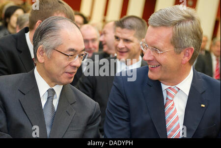 German President Christian Wulff (R) spricht, der japanische Botschafter in Deutschland Takahiro Shinyo an die Reiss-Engelhorn-Museum in Mannheim, Deutschland, 6. November 2011. Anlässlich des 150-jährigen Jubiläums der deutsch-japanischen Beziehungen wirft die Kunstausstellung "Ferne Gefaehrten" (Ferne Fellows) Licht auf die Freundschaft zwischen den beiden Ländern. Foto: Uwe Anspach Stockfoto