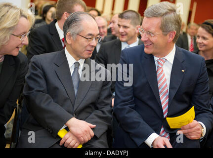 German President Christian Wulff (R) spricht, der japanische Botschafter in Deutschland Takahiro Shinyo an die Reiss-Engelhorn-Museum in Mannheim, Deutschland, 6. November 2011. Anlässlich des 150-jährigen Jubiläums der deutsch-japanischen Beziehungen wirft die Kunstausstellung "Ferne Gefaehrten" (Ferne Fellows) Licht auf die Freundschaft zwischen den beiden Ländern. Foto: Uwe Anspach Stockfoto