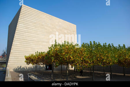 Die Sonne scheint auf die neue Synagoge in Dresden, Deutschland, 6. November 2011. Die Synagoge feiert den zehnten Jahrestag seiner Segenszeremonie und eine Festwoche findet vom vom 06. bis 13. November beginnt. Vorträge, Podiumsdiskussionen, Konzerte und Aufführungen beschäftigen jüdischen Lebens in den vergangenen Jahrhunderten. Foto: Arno Burgi Stockfoto