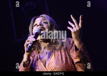 US-Sängerin Gloria Gaynor führt während der 30. deutsche Presseball des Sports in der alten Oper in Frankfurt am Main, Deutschland, 5. November 2011. Foto: Fredrik von Erichsen Stockfoto