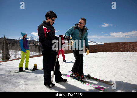 Reifer Mann mit Skilehrer auf Skipiste Stockfoto