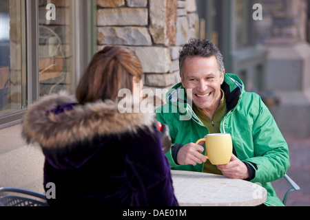 Reifer Mann und Frau Getränk im Straßencafé Stockfoto