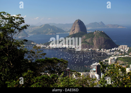 Zuckerhut in Rio De Janeiro Brasilien-Blick auf die Guanabara-Bucht mit Urca und Botafogo Nachbarschaft Stockfoto