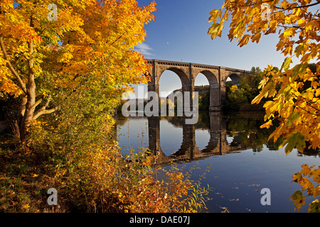 Viadukt über Ruhr River im Herbst, Herdecke, Ruhrgebiet, Nordrhein-Westfalen, Deutschland Stockfoto