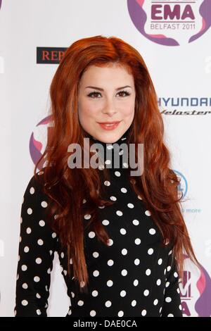 Sängerin Lena Meyer-Landrut posiert aka Lena auf dem roten Teppich von den 2011 MTV Europe Music Awards in der Odyssey Arena in Belfast, Vereinigtes Königreich, 6. November 2011. Foto: Hubert Boesl Stockfoto