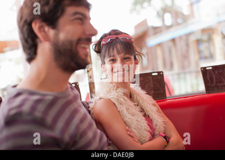Paar sitzen zusammen im Diner, Lächeln Stockfoto
