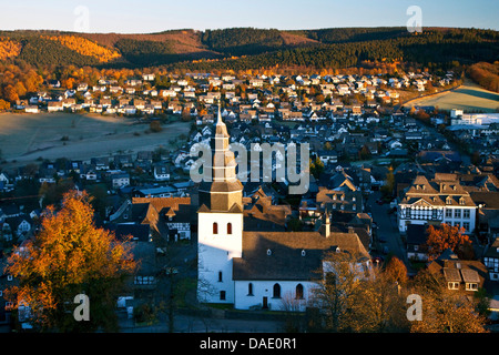 St. Johannes-Evangelist-Kirche vor Eversberg im Morgenlicht, Meschede, Sauerland, Nordrhein-Westfalen, Deutschland Stockfoto