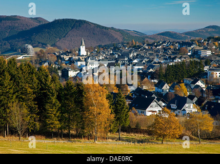 Blick zur Stadt mit Oversum Resort und St.-Jakobus-Kirche, Deutschland, Nordrhein-Westfalen, Sauerland, Winterberg Stockfoto