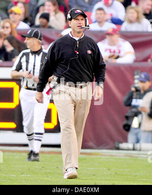 San Francisco 49ers Haupttrainer kehrt nach dem Gespräch mit einem Beamten im vierten Quartal das Spiel gegen die Washington Redskins in FedEx Field in Landover, Maryland, USA, 6. November 2011 Jim Harbaugh an der Seitenlinie. Bildnachweis: Ron Sachs / CNP Stockfoto