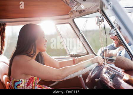 Junge Frau im Wohnmobil und lächelnd an Freund Stockfoto