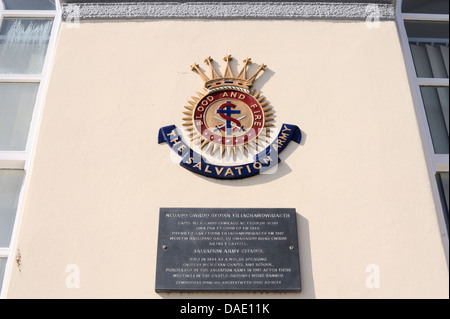 Logo und Plakette an der Wand der Heilsarmee Gebäude, Aberystwyth, Wales, UK. Stockfoto