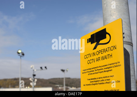 Schild Warnung vor Closed Circuit Television, cctv, Überwachungskameras Aufnahme in ein privat Parkplatz, Aberystwyth, Wales, UK. Stockfoto