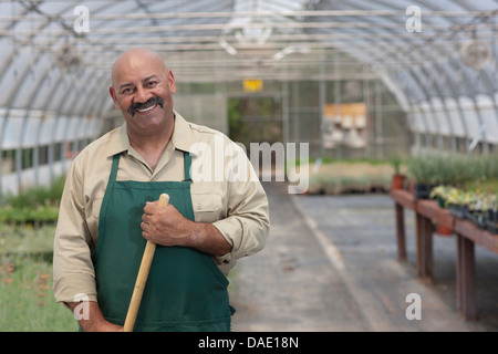 Reifer Mann arbeiten im Gartencenter, Porträt Stockfoto