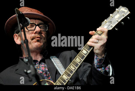 Der britische Musiker Elvis Costello führt auf der Bühne im Tempodrom in Berlin, Deutschland, 7. November 2011. Es ist das einzige deutsche Konzert von Costellos Solo-Tournee. Foto: Britta Pedersen Stockfoto