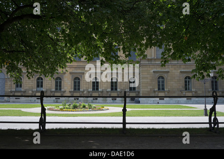 grafische Ansicht durch Blätter und Geländer auf Blumen und historische Gebäude, Hofgarten, München Stockfoto