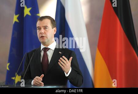 Der russische Präsident Dmitry Medvedev spricht während einer Pressekonferenz mit Bundespräsident Christian Wulff im Schloss Bellevue in Berlin, Deutschland, 8. November 2011. Medwedew ist auf eine eintägige offizielle Reise nach Deutschland an die Ostsee-Pipeline Nord Stream öffnen. Foto: RAINER JENSEN Stockfoto