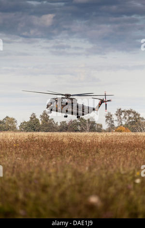 Deutschland, Laupheim, deutsche CH-53 Hubschrauber fliegen in der Luft Stockfoto