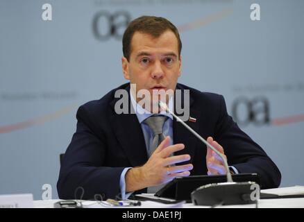 Russischen Präsidenten Dmitry Medvedev besucht ein Treffen mit dem Ost-Ausschuss der deutschen Wirtschaft in Berlin, Deutschland, 8. November 2011. Das Highlight der Medwedews Besuch war die Eröffnung von 1.224 Kilometer langen Ostsee-Pipeline Nord Stream. Foto: Rainer Jensen Stockfoto