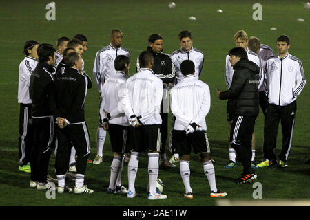 Deutscher Fußball-Bundestrainer Joachim Loew (4. bis R), spricht mit seinem Team während einer Übung im Stadion Hoheluft in Hamburg, Deutschland, 8. November 2011. Am 11. November 2011 Deutschland spielt der Ukraine in Kiew und am 15. November wird das Team der Niederlande in Hamburg spielen. Foto: Malte Christen Stockfoto