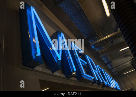 Deutschland, Bayern, beleuchtete Text der Firma Mercedes-Benz Stockfoto