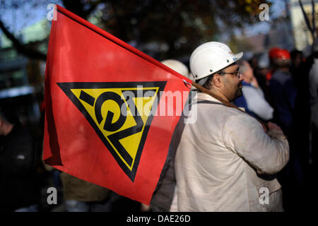 Ein Stahlarbeiter trägt eine Flagge während eines Streiks der Warnung von der IG Metall am ehemaligen Westfalenhuette Schwerindustrie Standort in Dortmund, Deutschland, 9. November 2011. Während der Tarifstreit in der deutschen Stahlindustrie Nord fand die erste Warnung Streiks am Mittwoch. IG Metall fordert sieben Prozent mehr Geld für die rund 75.000 Mitarbeiter in Nordrhein Westfalen, untere Sa Stockfoto