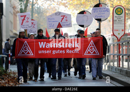 Stahlarbeiter März mit Banner und Schilder während eines Streiks der Warnung von der IG Metall am ehemaligen Westfalenhuette Schwerindustrie Standort in Dortmund, Deutschland, 9. November 2011. Während der Tarifstreit in der deutschen Stahlindustrie Nord fand die erste Warnung Streiks am Mittwoch. IG Metall fordert sieben Prozent mehr Geld für die rund 75.000 Mitarbeiter in Nordrhein Westpha Stockfoto