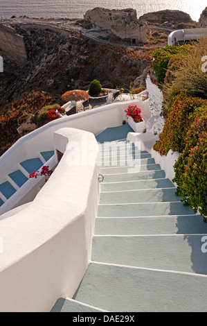 Blick hinunter Treppe, Oia, Santorini, Griechenland, am frühen Abend Stockfoto