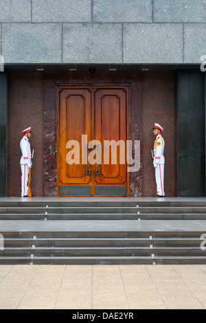 Wachen in der Ho-Chi-Minh-Mausoleum in Hanoi, Vietnam Stockfoto