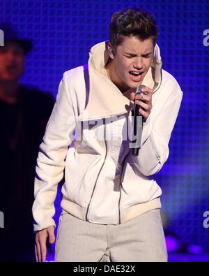 Kanadische Sänger Justin Bieber führt bei der Bambi-Preisverleihung in Wiesbaden, Deutschland, 10. November 2011. Die Bambis sind die wichtigsten deutschen Medien Auszeichnungen und sind zum 63. Mal vorgestellt. Foto: Michael Kappeler Dpa/Lhe +++(c) Dpa - Bildfunk +++ Stockfoto