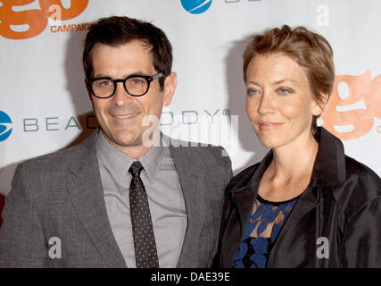 Schauspieler Ty Burrell und seine Frau Holly Burrell kommen auf der 4. Jahrestagung gehen gehen Gala im Hotel London in Los Angeles, USA, am 11. November 2011. Foto: Hubert Boesl Stockfoto