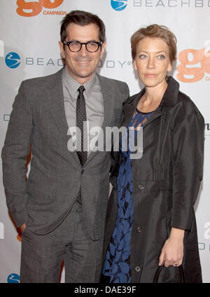 Schauspieler Ty Burrell und seine Frau Holly Burrell kommen auf der 4. Jahrestagung gehen gehen Gala im Hotel London in Los Angeles, USA, am 11. November 2011. Foto: Hubert Boesl Stockfoto