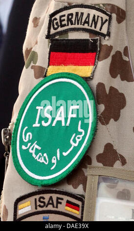 Deutsche Bundeswehr Soldat trägt eine Plakette von der Sicherheit Kraft ISAF (International Assistance) befestigt seine Uniform in Mazar-i-Sharif, Afghanistan, 17. Oktober 2011. Foto: Wolfgang Kumm Stockfoto