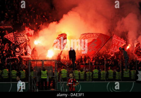 (DATEI) Ein Archivfoto vom 26. Oktober 2011 zeigt, dass die Fans des 1. FC Universiät brennenden Fackeln in den DFB-Pokal zwischen Eintracht Frankfurt und dem 1. FC Kaiserslautern in der Commerzbank Arena in Frankfurt Main, Deutschland, 26. Oktober 2011 übereinstimmen. Die deutsche Fußball-Bund (DFB) und der deutschen Fußball Liga (DFL) haben endgültig Fan Anfragen zur Legalisierung von Pyrotechnik in s abgelehnt. Stockfoto