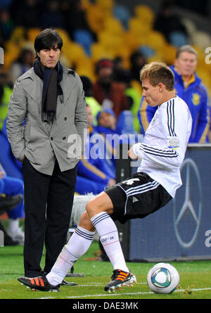 Deutschlands Trainer Joachim Löw (l) Uhren Holger Badstuber den Ball zu kontrollieren, während der Fußball-freundliche Ukraine Vs Deutschland im Olimpijskij-Stadion in Kiew, Ukraine, 11. November 2011 entsprechen. Foto: Thomas Eisenhuth dpa Stockfoto