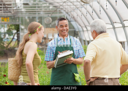 Reife Verkäuferin dienen senior Mann und Mitte Erwachsene Frau im Gartencenter Stockfoto