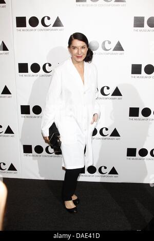 Performance-Künstlerin Marina Abramovic kommt bei der 2011 MOCA Gala - "ein Künstler leben Manifest" im Museum Of Contemporary Art - Moca Grand Avenue in Los Angeles, USA, im 12. November 2011. Foto: Hubert Boesl Stockfoto