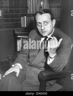 Der französischen Schriftsteller (u.a. "Die Entlarvung", "So Lebt der Mensch", "Eichen, sterben Menschen Fällt") Und Politiker André Malraux in Einer Zeitgenössischen Aufnahme. André Malraux wegdrücken Studienabschnitte Ringwaden China-Beschäftigungsbewilligung 1925-1927 Kontakte Zur Kuomintang, Im Spanischen Bürgerkrieg Kämpfte er Auf Seiten der Republikaner. Nach Dem Zweiten Weltkrieg Übte er als Literat Und Politiker (u.a. war er von 1958-1969 Bildungsminister) Großen Einfluss aus. André Malraux Wurde bin 3. November 1901 in Paris Geboren Und Verstarb bin 23. November 1976 in Créteil Bei Paris. Stockfoto