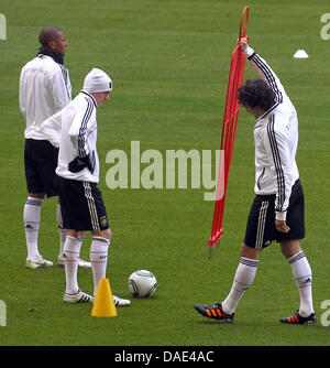 Die deutschen Nationalspieler Jerome Boateng (L-R), Toni Kroos und Mats Hummels sind während einer Übung des deutschen Teams in der Imtech-Arena in Hamburg, Deutschland, 13. November 2011 zu sehen. Deutschland steht vor Niederlande für ein Länderspiel am 15. November 2011. Foto: Ulrich Perrey Stockfoto