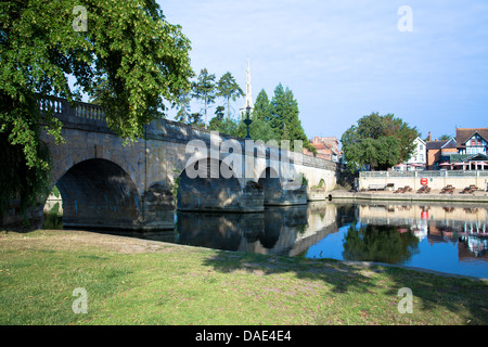 Blick auf die historische mittelalterliche Brücke über den Fluss Themse Wallingford Oxfordshire Stockfoto