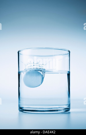 Tablet in Glas Wasser fallen Stockfoto