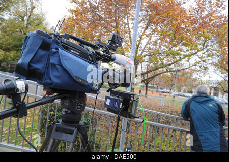 TV-Kameras stehen vor dem Bundesgerichtshof in Karlsruhe, Deutschland, 14. November 2011. Heute, ertönt ein Allegded rechtsextreme Terroristen am Bundesgericht. Der Mann wurde in der Nähe von Hannover am 13. November 2011 verhaftet und ist ein mutmaßlicher Komplize des Trios von Neonazis gedacht, um eine Reihe von rassistischen Morden durchgeführt haben.  Foto: Uli Deck Stockfoto