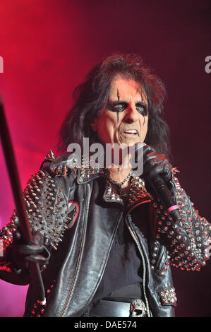 US-Rockmusiker Alice Cooper führt bei einem Konzert seiner "No More Mister Nice Guy" Tour in Mülheim/Ruhr, Deutschland, 13. November 2011. Foto: Revierfoto Stockfoto