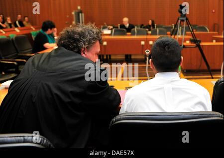 Ein Zeuge (R) im Prozess gegen Frankfurt Flughafen Assassin Uka, sitzt neben seinem Anwalt Marcus Steffel in den Gerichtssaal des Oberlandesgericht (OLG) in Frankfurt Am Main, Deutschland, 14. November 2011. Zu Beginn der Studie, hat Arid Uka die Ermordung von zwei Soldaten und verletzte zwei andere gestanden. Er ist der Doppel-Mord und drei Fälle von versuchter Mord vorgeworfen. Pho Stockfoto